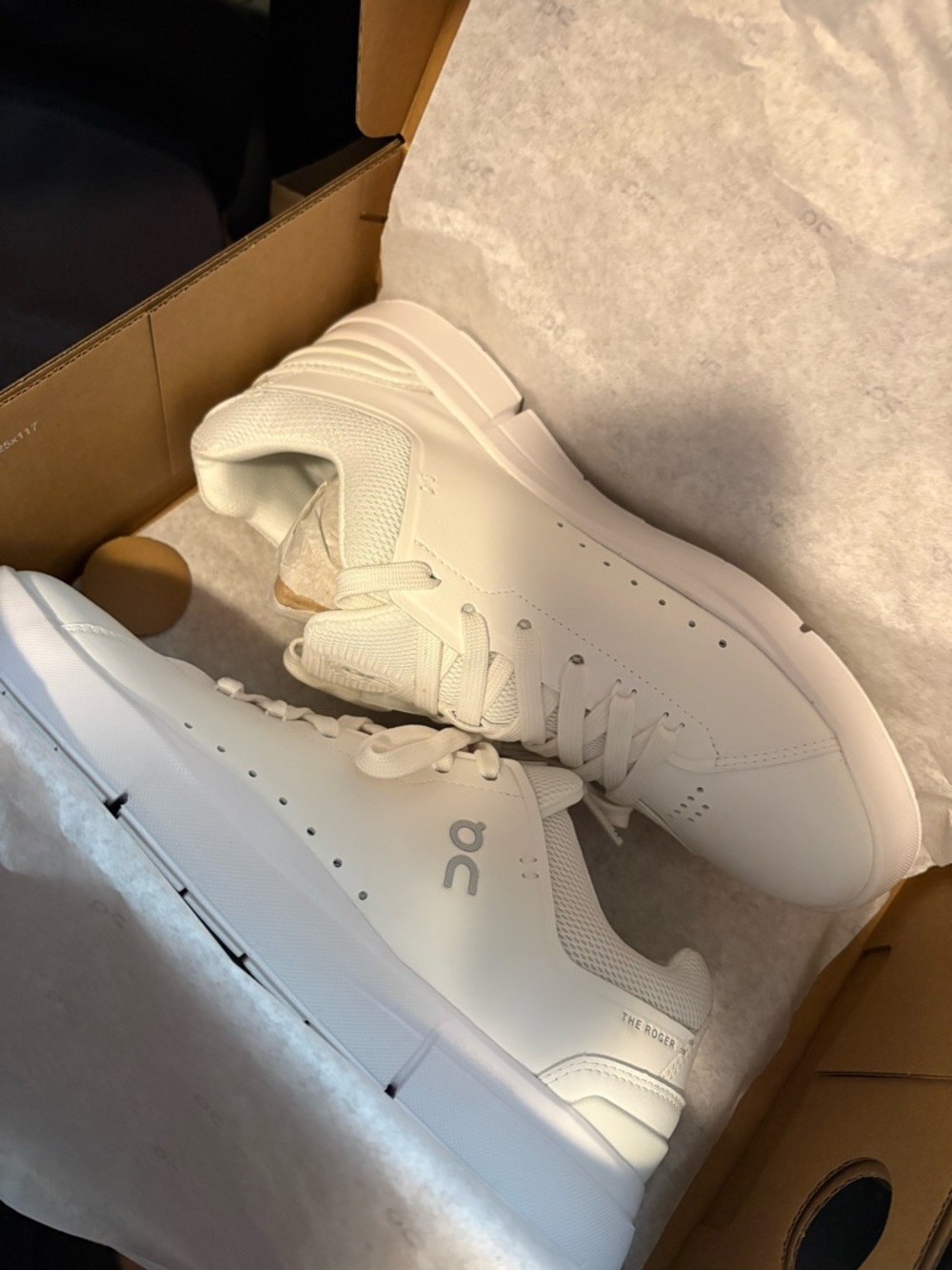 Brand new in box On Cloud THE ROGER Advantage size 8.5 women’s